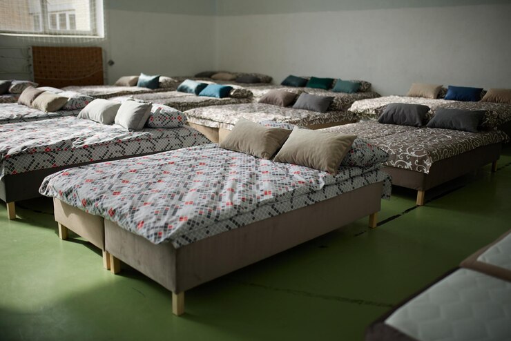 Foto muitas camas multicoloridas com almofadas e lençóis no interior do ginásio