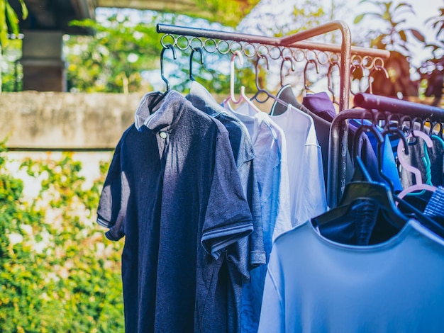 Muitas camisas penduradas no varal