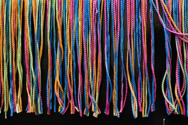 Muitas cordas trançadas coloridas em exibição