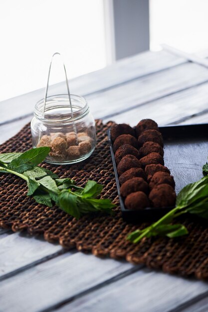 Muitas deliciosas trufas de chocolate redondasUma obra de arte culinária