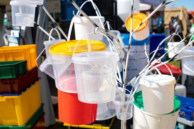 Muitas embalagens de plástico Garrafas de plástico recipientes de plástico latas caixas Poluição ambiental