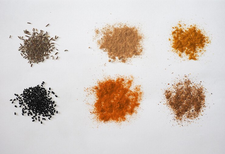 Foto muitas especiarias, incluindo gengibre curry açafrão pimenta cominho preto nigella sativa