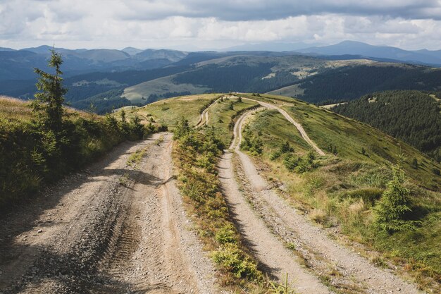 Muitas estradas na fronteira romeno-ucraniana nas montanhas dos Cárpatos, uma rota turística pelos picos e prados