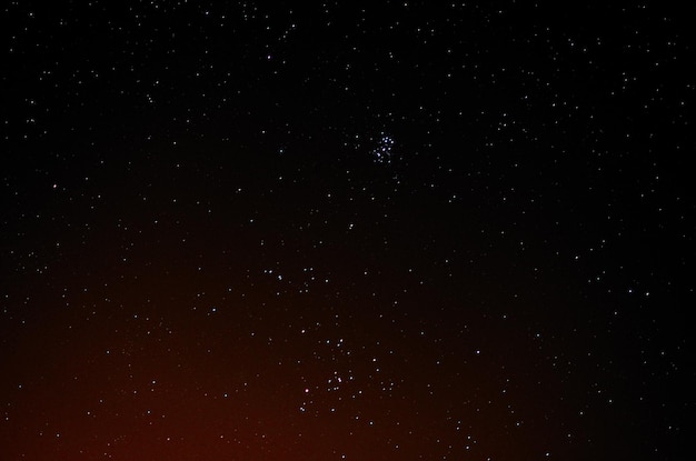 Muitas estrelas brilhantes no céu