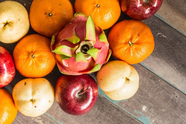 Muitas frutas em uma madeira