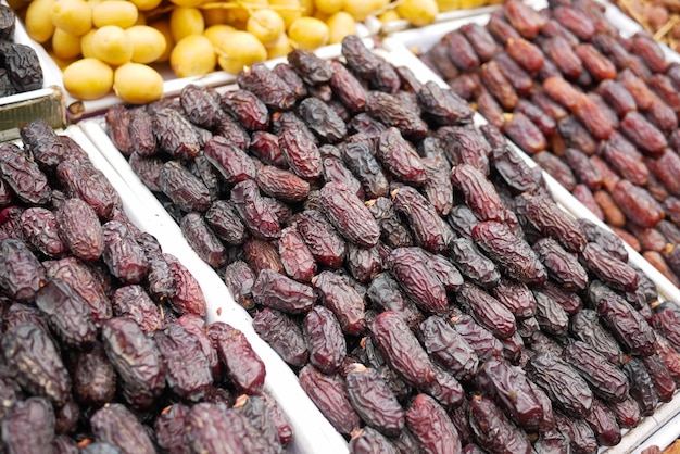 muitas frutas tâmaras à venda no mercado local