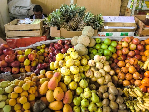 Muitas frutas variadas à venda em um mercado no peru.