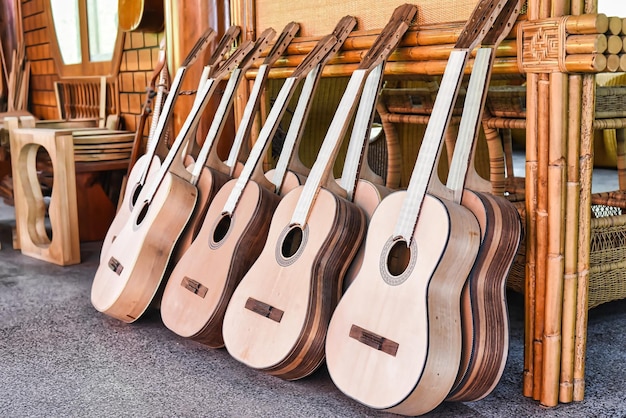 Muitas guitarras de secagem de madeira inacabadas na oficina