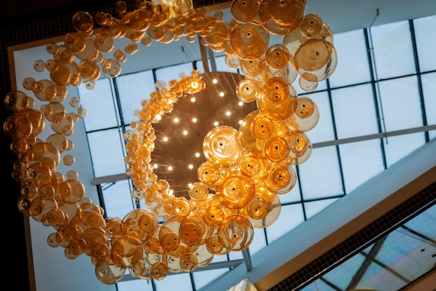 Muitas lâmpadas modernas torcidas em espiral penduradas no shopping