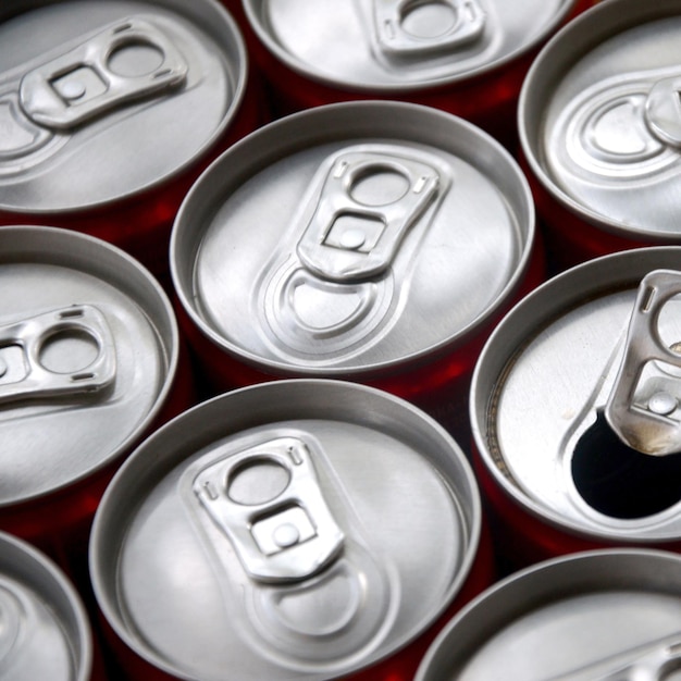 Muitas latas de refrigerante de alumínio Publicidade para bebidas refrigerantes ou fabricação em massa de latas