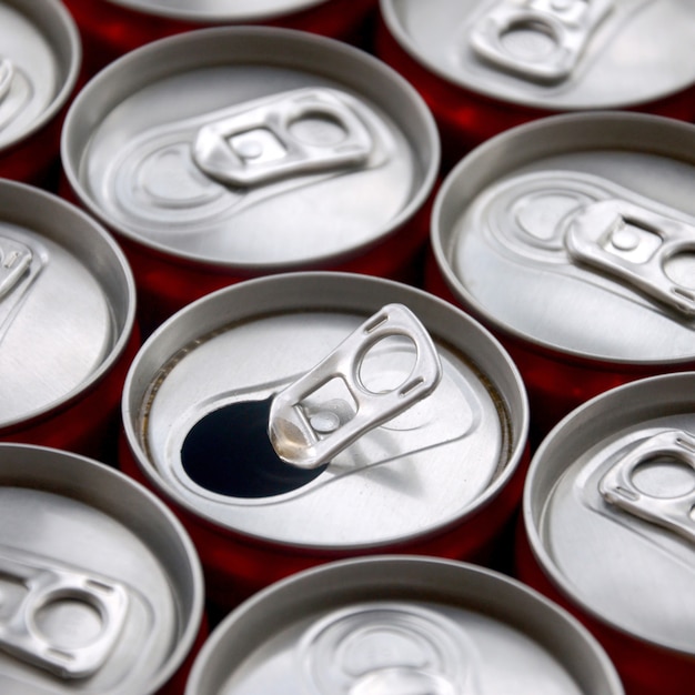 Muitas latas de refrigerante de alumínio. publicidade para fabricação em massa de refrigerantes ou latas