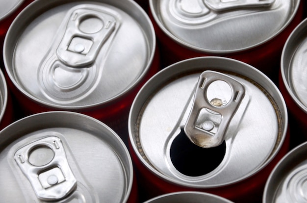 Muitas latas de refrigerante de alumínio. Publicidade para fabricação em massa de refrigerantes ou latas