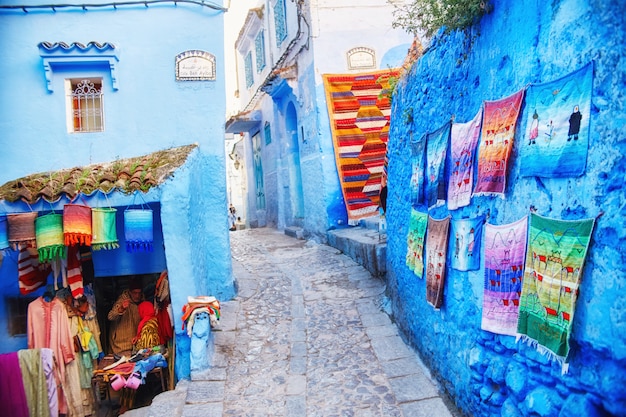 Muitas lembranças e presentes diferentes nas ruas de Chefchaouen