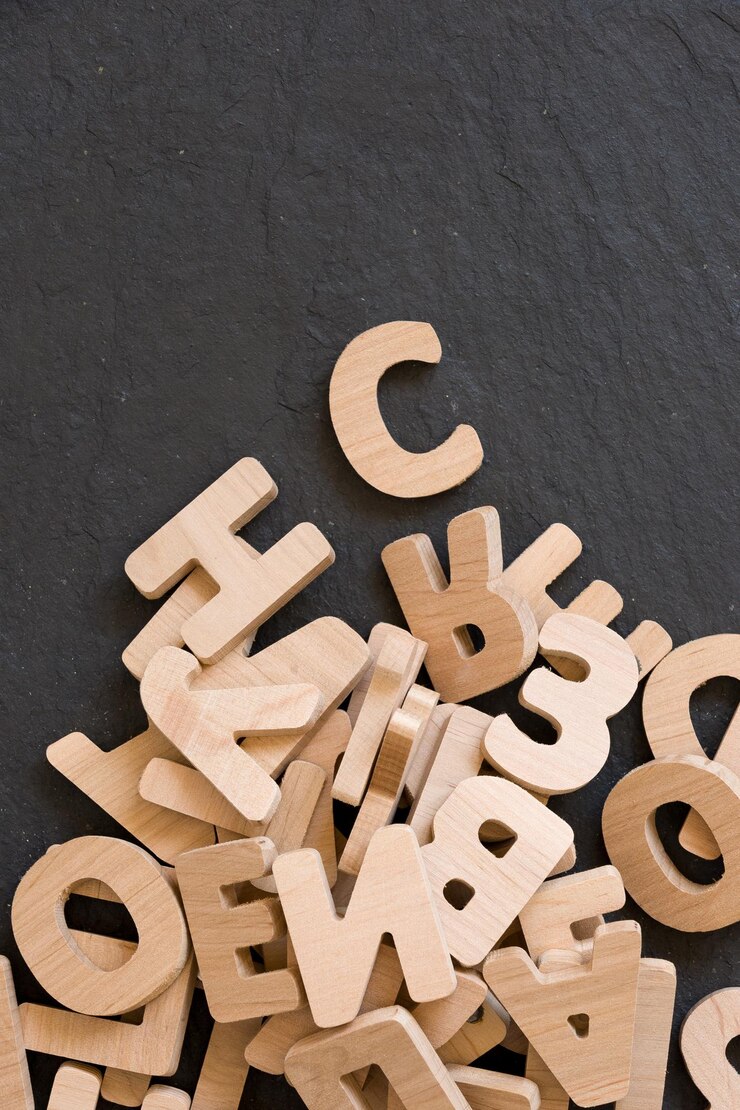 Muitas letras de madeira em fundo preto