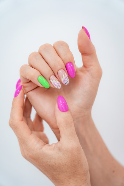 Muitas mãos de manicure com brilho colorido têm manchas diferentes em rosa