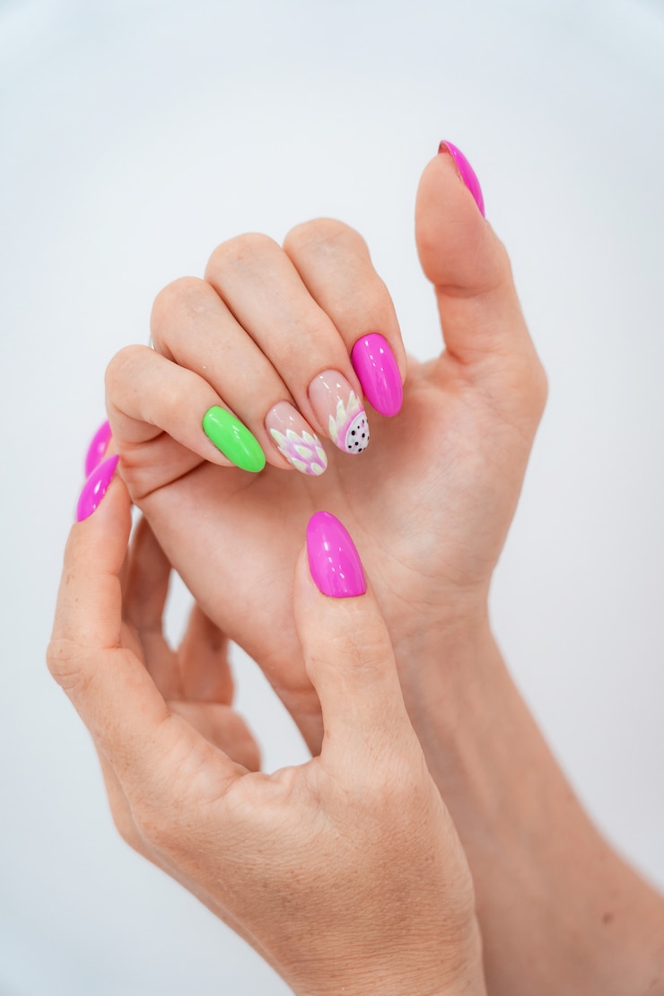 Foto muitas mãos de manicure com brilho de cores têm manchas diferentes em rosa