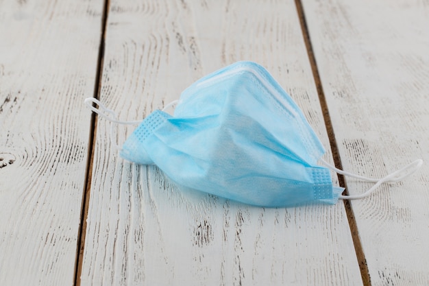 Muitas máscaras médicas azuis empilhadas