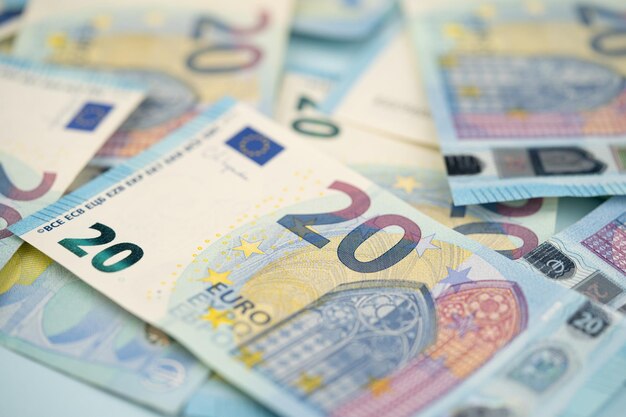 muitas notas de 20 euros misturadas aleatoriamente