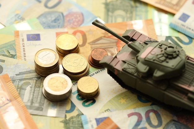 Muitas notas de euro e tanque lote de notas de moeda da união europeia e tanque verde de perto