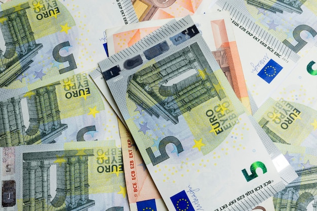 Foto muitas notas dignificam cinco euros como pano de fundo