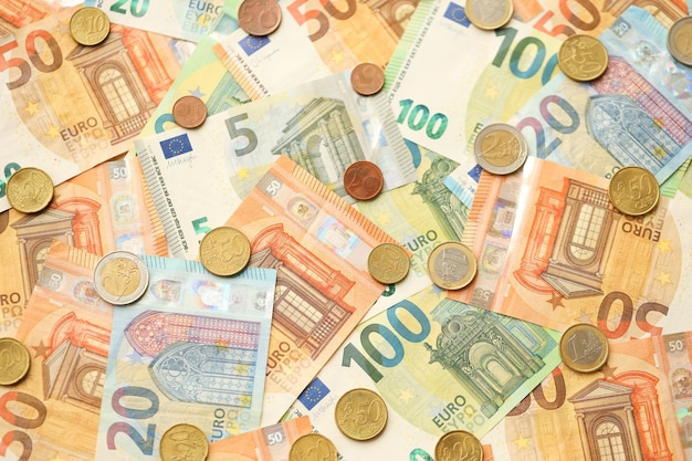 Foto muitas notas e moedas europeias em euros muitas notas da moeda da união europeia em close
