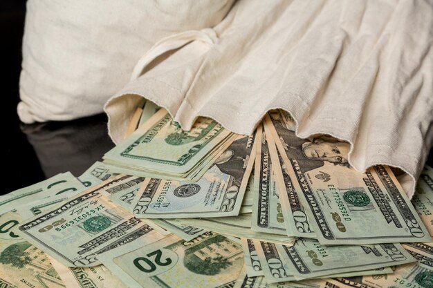 Muitas notas ou notas de dólar americano com saco de dinheiro