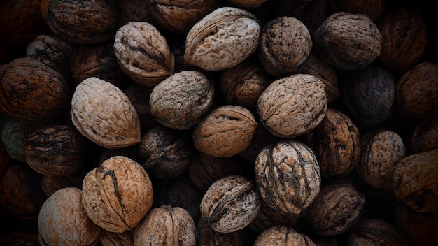 Muitas nozes fecham Nozes sem casca com casca Um monte de nozes Morre saudável vegetariana