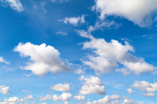 Muitas nuvens em um céu azul em uma manhã fria de outono. fundo natural para o projeto