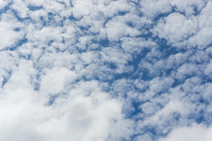 Foto muitas nuvens em um fundo de céu azul brilhante em um belo dia