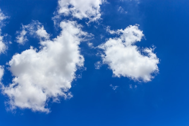 Muitas nuvens no céu azul