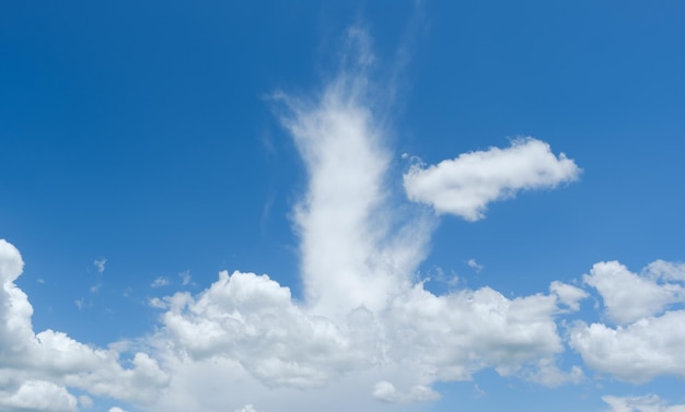 Foto muitas nuvens pequenas no céu azulverão nubladonuvens brancas flutuando no céu