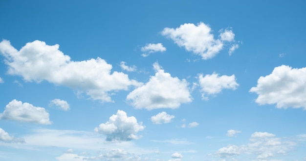 Foto muitas nuvens pequenas no céu azulverão nubladonuvens brancas flutuando no céu