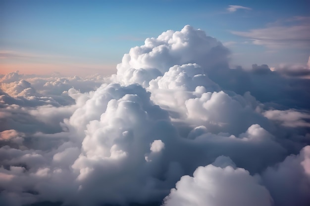 Muitas nuvens sobre o fundo do céu