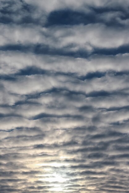 Muitas nuvens texturizadas no céu azul com luz solar