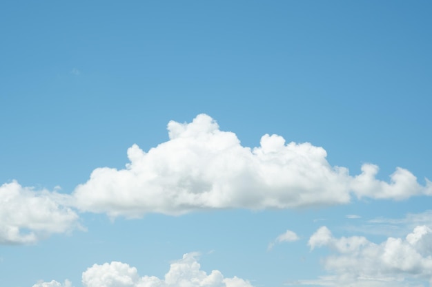 Muitas pequenas nuvens no céu azul. Nublado de verão. Nuvens brancas flutuando no céu.