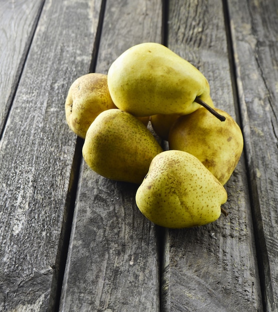 Muitas peras em uma mesa de madeira rústica. Fruta útil. Comida de dieta saudável.