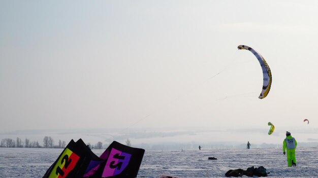 Muitas pessoas fazem snowkiting Pára-quedismo em terreno nevado Barracas de inverno