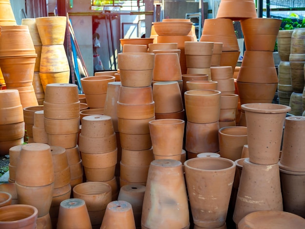 Muitas pilhas de vasos de terracota