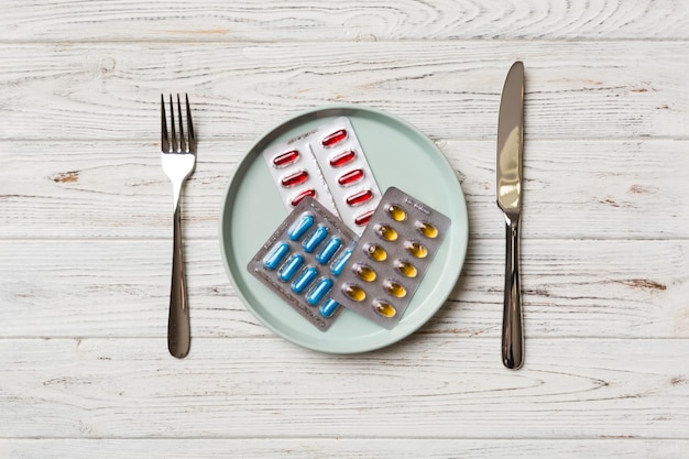 Muitas pílulas e suplementos para perda de peso diferentes como comida em prato redondo Pílulas servidas como uma refeição saudável Drogas farmácia medicina ou conceito de saúde médica