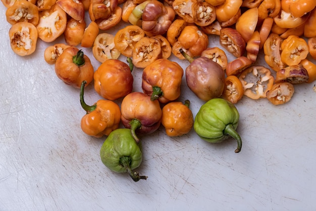 Muitas pimentas amarelas de frutas pequenas