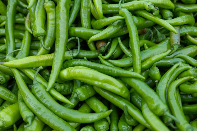 Muitas pimentas verdes e vermelhas
