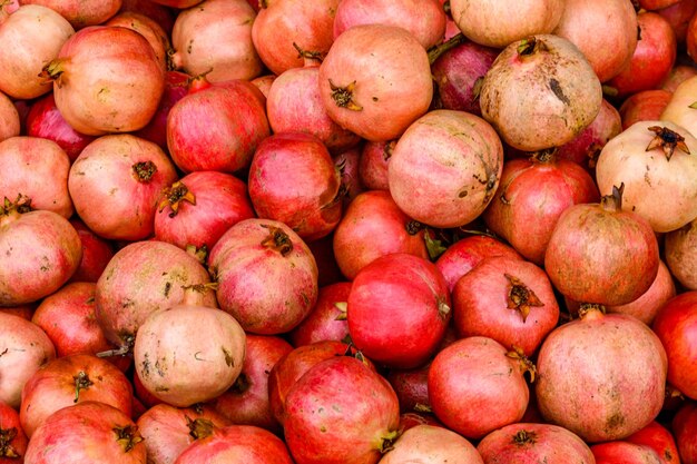 Muitas romãs à venda no mercado. Fundo de frutas