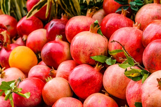 Muitas romãs à venda no mercado. fundo de frutas