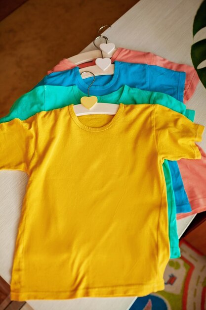 Foto muitas roupas para escolher em casa maquete amigável camisetas simples de cores claras prontas para ter design