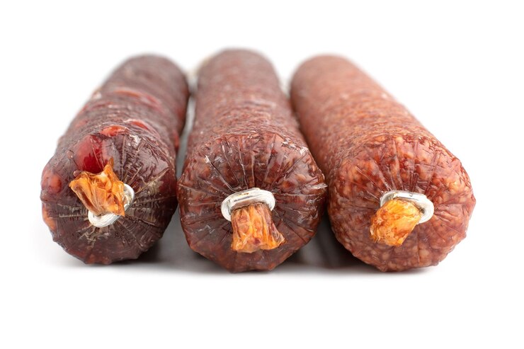 Foto muitas salsichas diferentes isoladas no branco