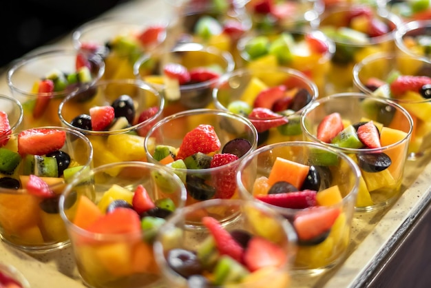 Muitas tigelas de salada de frutas colocadas na bandeja