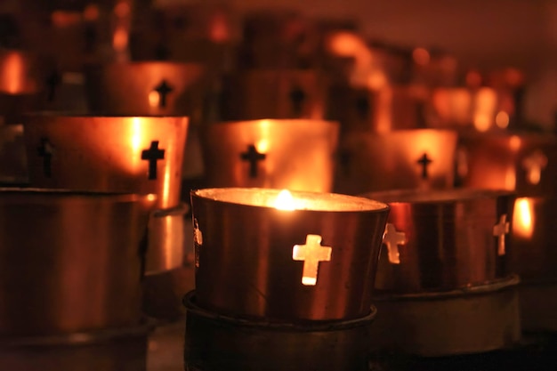 Muitas velas acesas com pouca profundidade de campo velas acesas na superfície escura