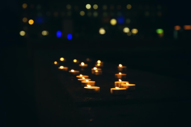 Foto muitas velas acesas na escuridão