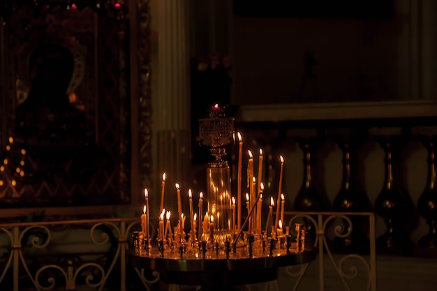 Muitas velas de cera acesas em igrejas ou templos ortodoxos para a cerimônia de páscoa