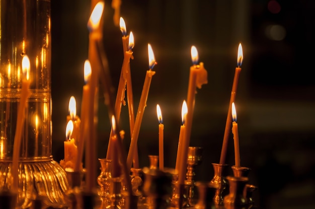 Muitas velas de cera acesas em igrejas ou templos ortodoxos para a cerimônia de Páscoa